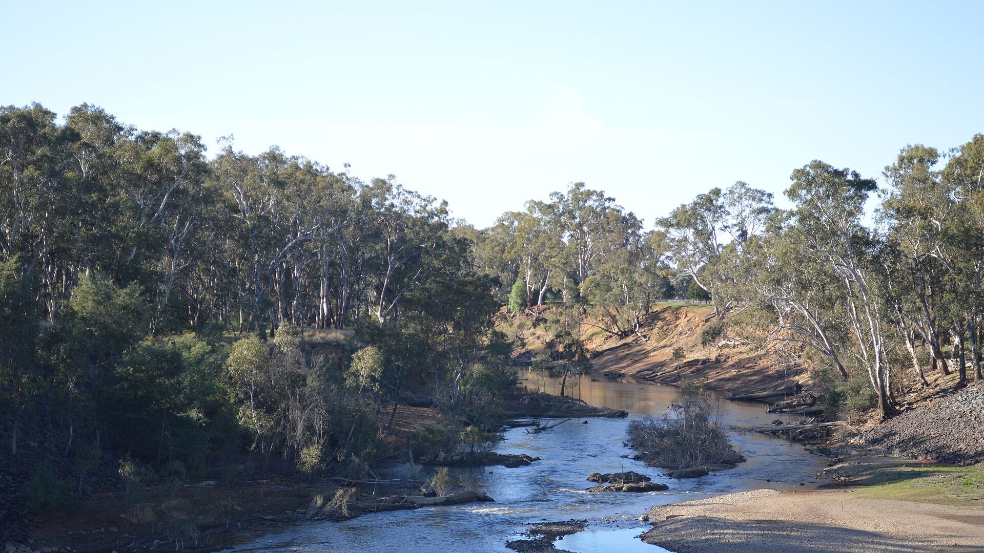 Goulburn Weir on the Goulburn River, Wikimedia Commons photograph